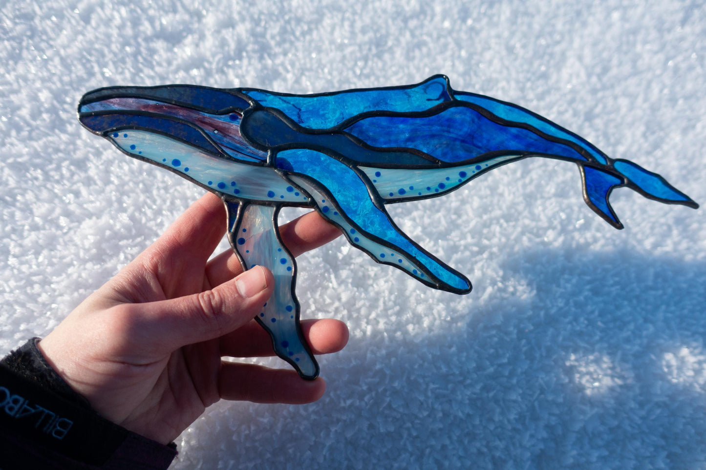 Handmade stained glass humpback whale suncatcher — ocean nautical window art, Mojoartglass Ukraine
